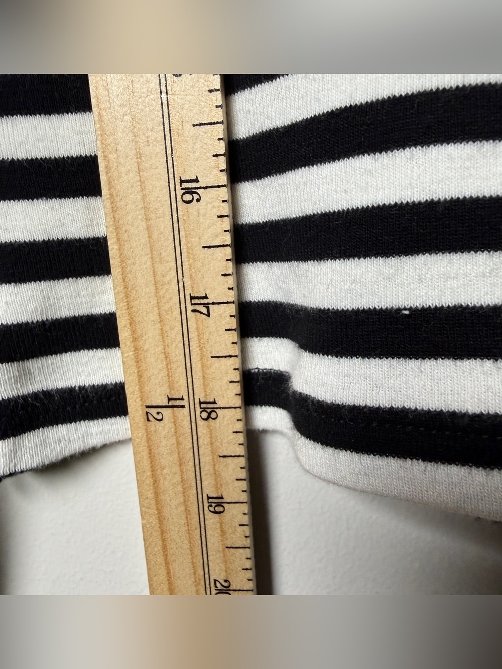 Hot Topic Black White Stripe Crop Top Heart Patch Long Sleeve Color Block L - Picture 8 of 9